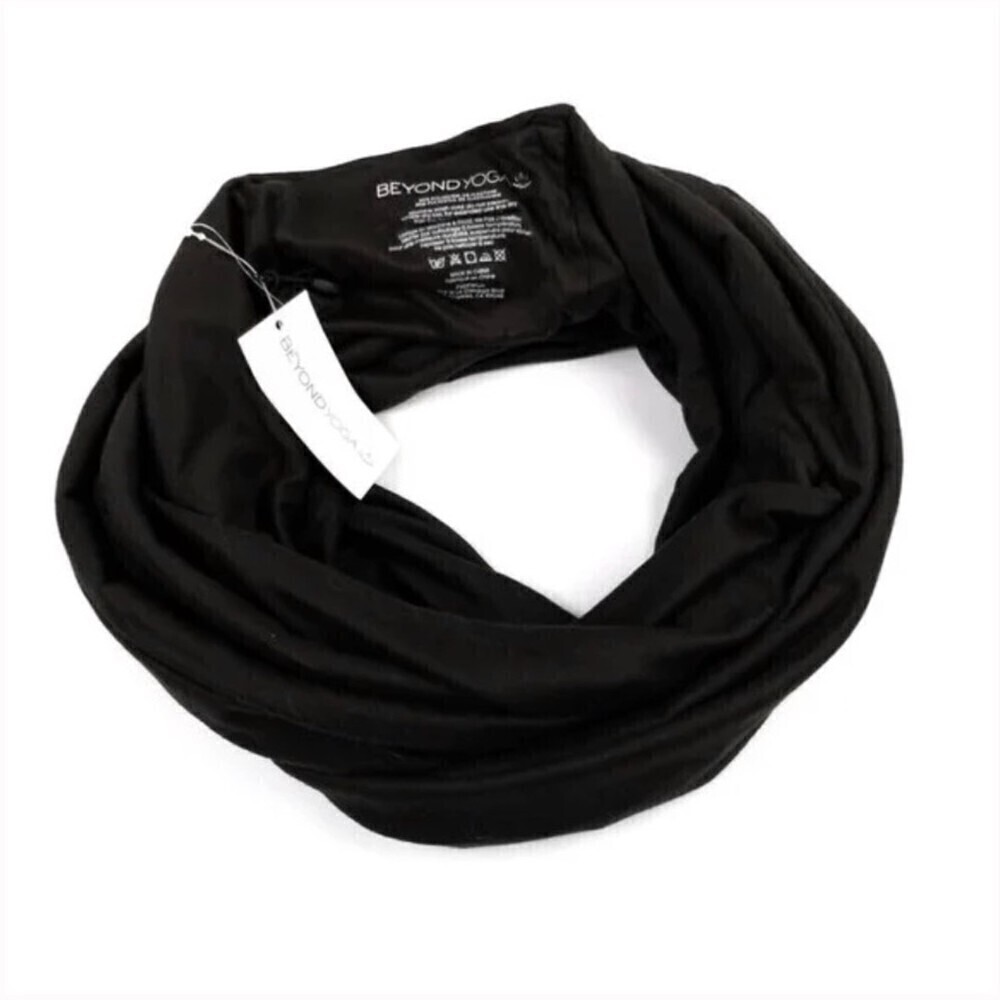 NWT Beyond Yoga Phone Pocket Infinity Scarf in Black Knit Minimal Utilitarian